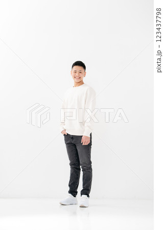 男子 10代 ポートレート 全身 男子 10代 ポートレート 全身 123437798