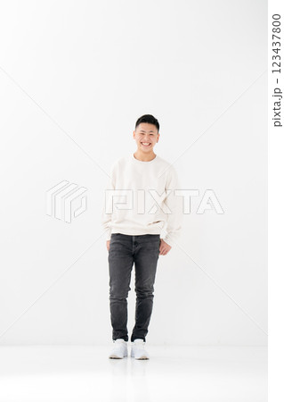 男子　10代　ポートレート　全身 123437800