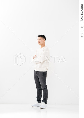 男子　10代　ポートレート　全身 123437806