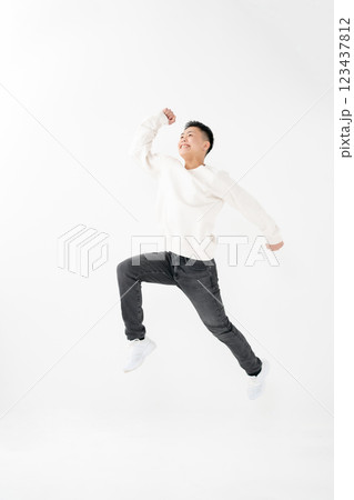 男子　10代　ポートレート　全身　ジャンプ 123437812