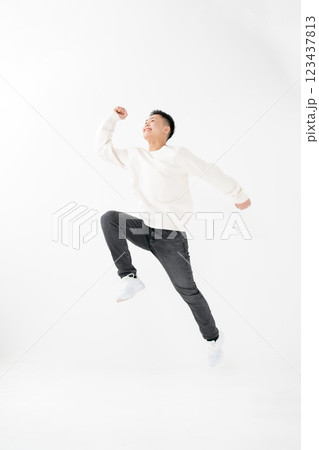 男子　10代　ポートレート　全身　ジャンプ 123437813