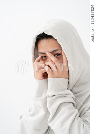 男子　10代　ポートレート　パーカー 123437824