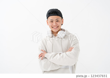 男子　10代　ポートレート　ヘッドホン 123437831