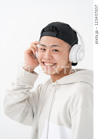 男子　10代　ポートレート　ヘッドホン 123437837