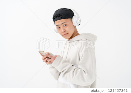 男子　10代　ポートレート　ヘッドホン　スマホ 123437841