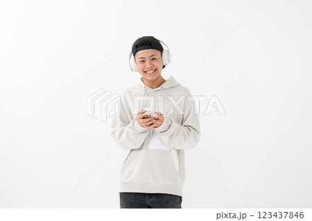 男子 10代 ポートレート ヘッドホン スマホ 男子 10代 ポートレート ヘッドホン スマホ 123437846