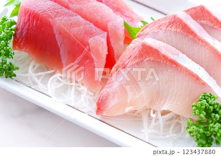 新鮮なお刺身の二種盛り(まぐろ、ハマチ) 新鮮なお刺身の二種盛り(まぐろ、ハマチ) 123437880