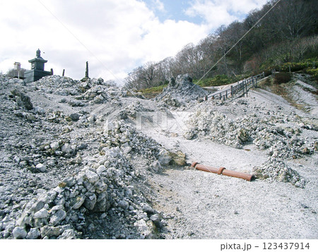 青森県むつ市の恐山の奥の院への登り口 青森県むつ市の恐山の奥の院への登り口 123437914