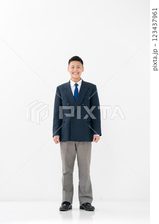 男子　高校生　制服 123437961