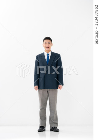 男子　高校生　制服 123437962
