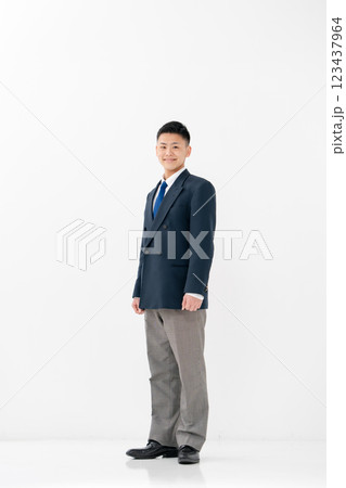 男子　高校生　制服 123437964