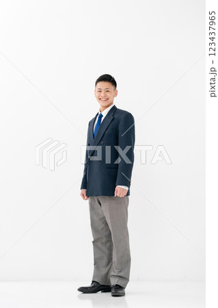 男子　高校生　制服 123437965