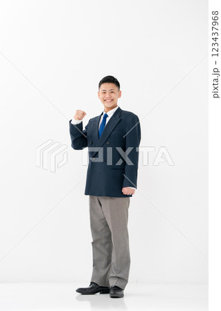 男子　高校生　制服　ガッツポーズ 123437968