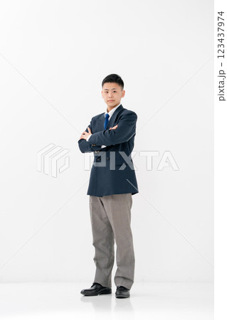 男子　高校生　制服　腕組み 123437974