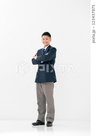 男子　高校生　制服　腕組み 123437975