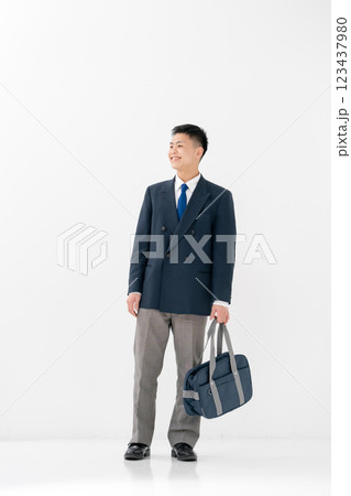 男子　高校生　制服　スクールバッグ 123437980
