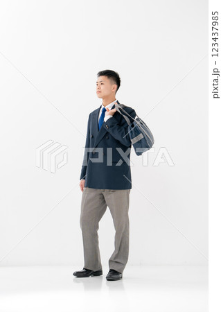 男子　高校生　制服　スクールバッグ 123437985