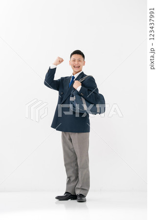 男子　高校生　制服　スクールバック　ガッツポーズ 123437991