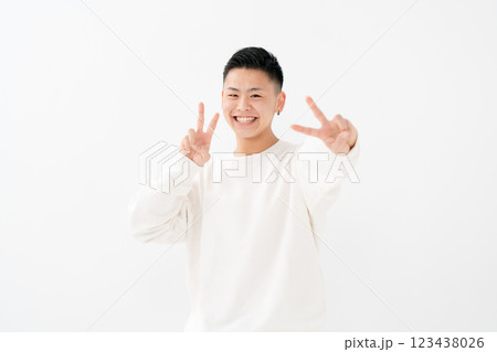 男子　10代　ポートレート　ピース 123438026