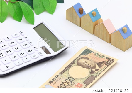 お金と電卓のイメージ 123438120