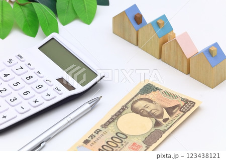 お金と電卓のイメージ 123438121