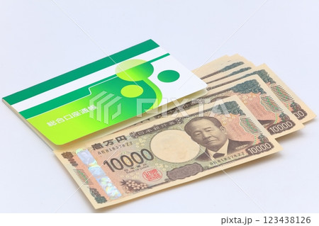 お金と通帳のイメージ お金と通帳のイメージ 123438126