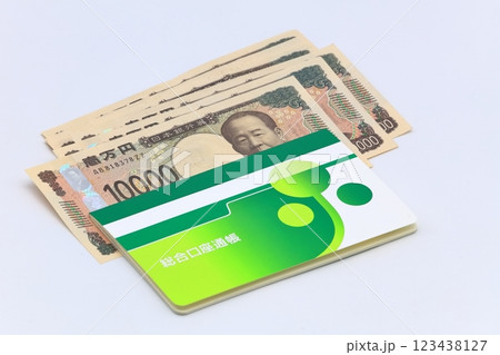 お金と通帳のイメージ 123438127