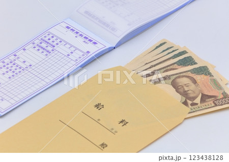 お金と給料袋のイメージ お金と給料袋のイメージ 123438128