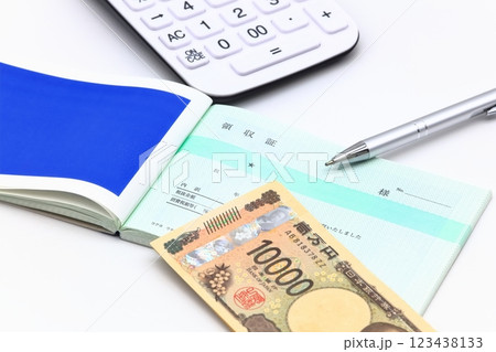 お金と領収書のイメージ お金と領収書のイメージ 123438133
