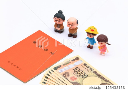 少子高齢化・財源不足・年金のイメージ 少子高齢化・財源不足・年金のイメージ 123438138