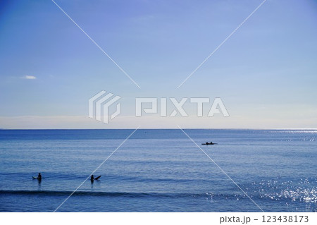 穏やかな元旦の風景 冬の茅ヶ崎の海 穏やかな元旦の風景 冬の茅ヶ崎の海 123438173