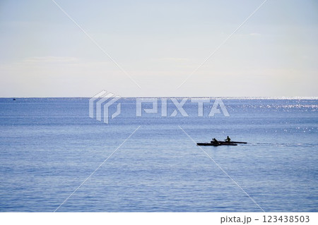 穏やかな元旦の風景　冬の茅ヶ崎の海 123438503