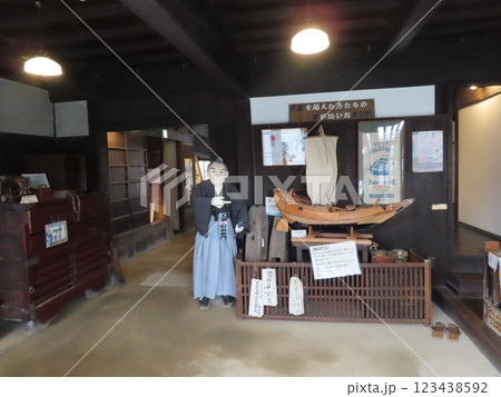 北前船船主であり帆布の製造法を発明した工楽松右衛門の旧宅の内部入り口付近、播州高砂、兵庫県、日本遺産 北前船船主であり帆布の製造法を発明した工楽松右衛門の旧宅の内部入り口付近、播州高砂、兵庫県、日本遺産 123438592