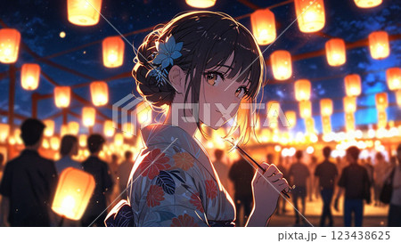 夜の神社で参拝する女性 123438625