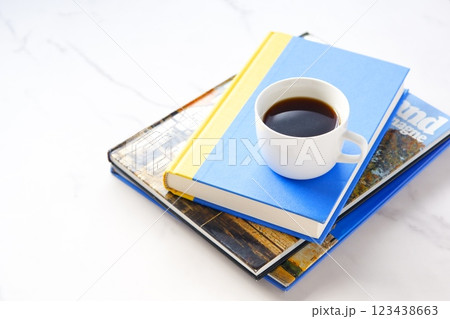 香りのよい淹れたてのコーヒーを飲みながら、のんびり読書を楽しんでいるイメージ 香りのよい淹れたてのコーヒーを飲みながら、のんびり読書を楽しんでいるイメージ 123438663