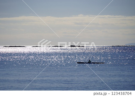 穏やかな元旦の風景　冬の茅ヶ崎の海 123438704