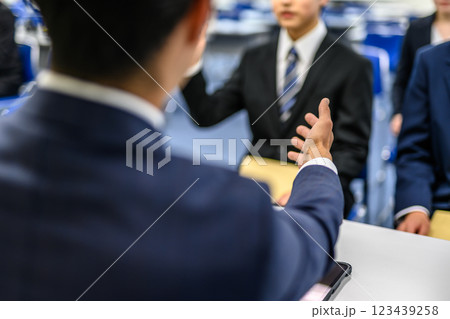 複数人のビジネスのイメージカット 複数人のビジネスのイメージカット 123439258