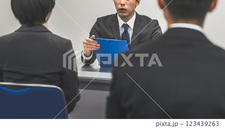 複数人のビジネスのイメージカット 123439263