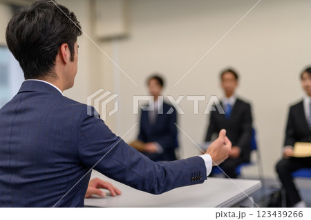 複数人のビジネスのイメージカット 123439266