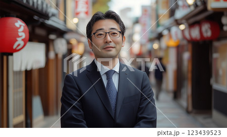 伝統的な商店街を背景に、地域密着型投資プロ. 123439523