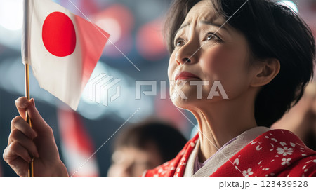 オリンピック表彰式を見つめる母親 – 日の丸.. オリンピック表彰式を見つめる母親 – 日の丸.. 123439528