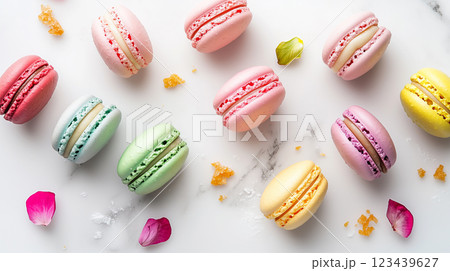 華やかに並ぶカラフルなマカロンと上品なスイ. 123439627