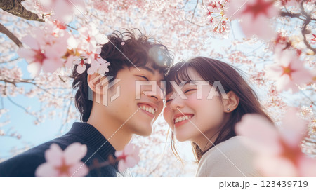 桜並木を歩きながら自然な表情で撮るセルフィ 123439719