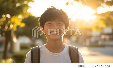 笑顔の少年が街で迎える新しい一日 123439728