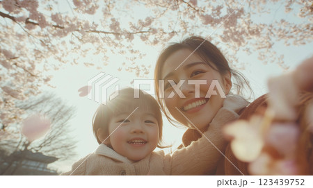 スマホの画面越しに桜を映したセルフィ – デ.. 123439752