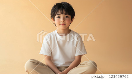 静かに座り瞑想する日本人の少年 123439762