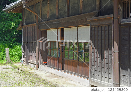 古民家の軒先風景 123439800