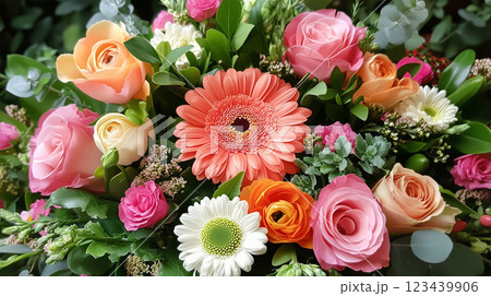 色とりどりの美しい花束のクローズアップ 123439906