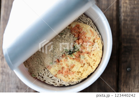 お湯を入れる前の天ぷら蕎麦のカップ麺 インスタント食品 お湯を入れる前の天ぷら蕎麦のカップ麺 インスタント食品 123440242
