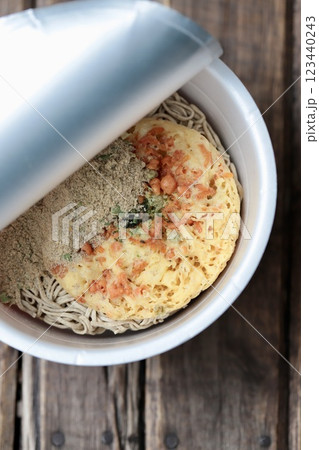 お湯を入れる前の天ぷら蕎麦のカップ麺　インスタント食品 123440243